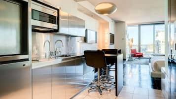 Coffee/tea maker, fridge, microwave, stovetop