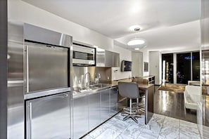 Kühlschrank, Mikrowelle, Herdplatte, Geschirrspüler