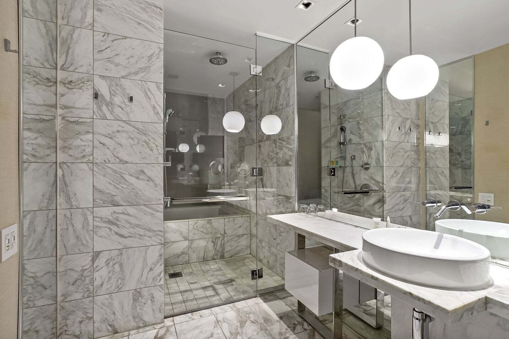 Douche, baignoire à jets, sèche-cheveux, serviettes fournies