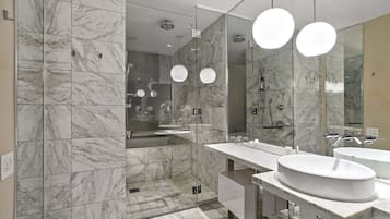 Douche, baignoire à jets, sèche-cheveux, serviettes fournies
