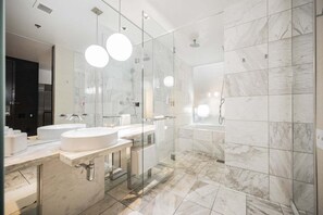 Shower, jetted bath - SVS: Strip View Studio | Open Balcony | Resort Pool | Palms Place (Las Vegas)