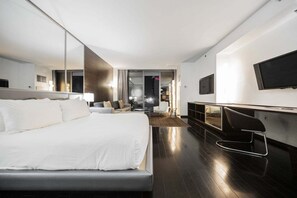 Desk, free WiFi - SVS: Strip View Studio | Open Balcony | Resort Pool | Palms Place (Las Vegas)