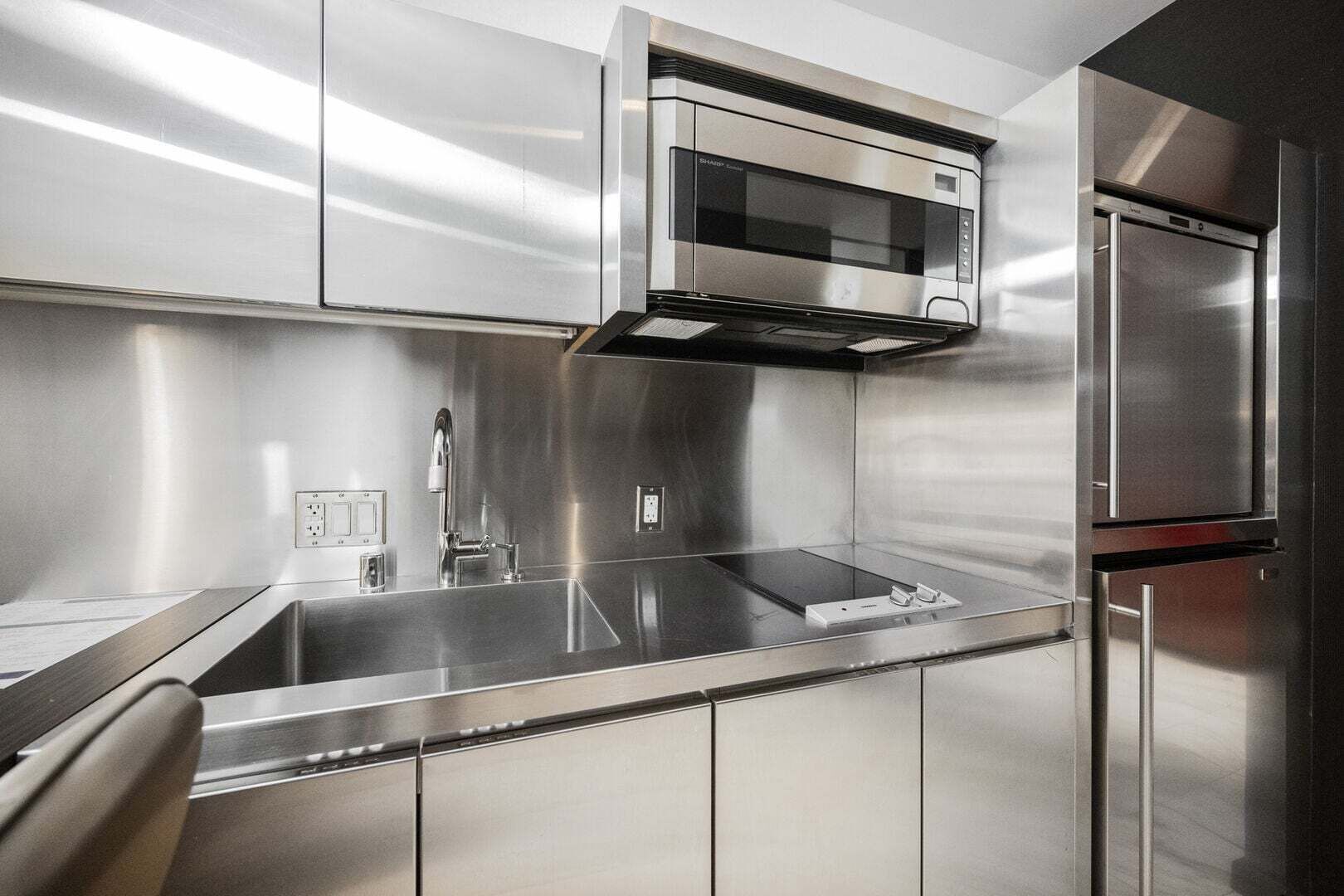 Réfrigérateur, micro-ondes, plaque de cuisson, lave-vaisselle