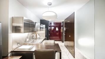 Geladeira, micro-ondas, cooktop, lava-louças