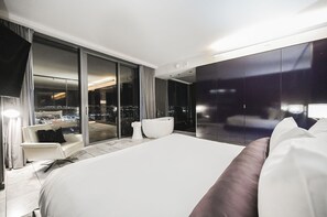 Escritorio, tabla de planchar con plancha, wifi gratis y ropa de cama