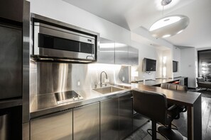 Fridge, microwave, stovetop, dishwasher - SVS: Strip View Studio | Open Balcony | Pool | Palms Place (Las Vegas)