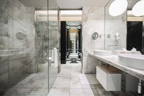 Dusche, Haartrockner, Handtücher