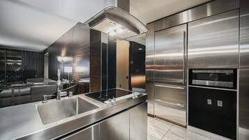 Fridge, microwave, stovetop, dishwasher