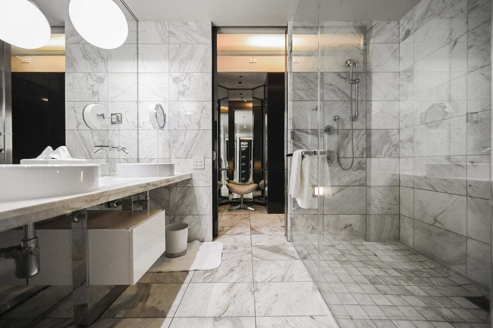 Chuveiro, banheira de hidromassagem, secador de cabelo, toalhas de banho