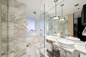 Dusche, Whirlpool, Haartrockner, Handtücher