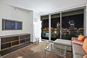 TV - SVS: Strip View Studio | Open Balcony | Pool & Gym | Palms Place (Las Vegas)