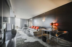 Ein modernes Wohnzimmer mit Sofa, Couchtisch und Fernseher.
