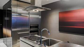 Réfrigérateur, micro-ondes, plaque de cuisson, lave-vaisselle