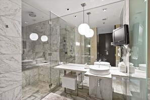 Dusche, Whirlpool, Haartrockner, Handtücher