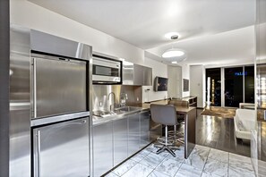 Fridge, microwave, stovetop, dishwasher