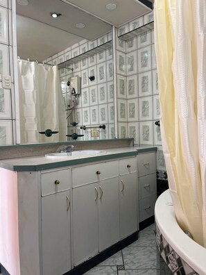 Towels, soap, toilet paper - Centrally located apartment 393+wifi+hot water (Cusco)