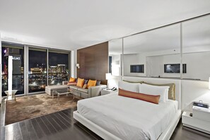 1 bedroom, desk, iron/ironing board, free WiFi - SVS: Strip View Studio | Open Balcony | Pool | Palms Place (Las Vegas)