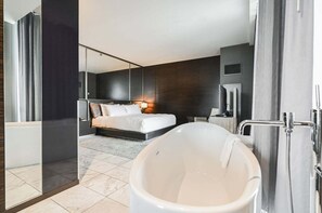1 bedroom, desk, iron/ironing board, free WiFi - SVS: 1BD Strip View | Jetted Tub | Full Kitchen | Sleeps 6 | Palms Place (Las Vegas)