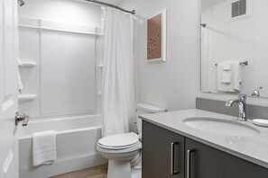 Bathroom - Landing | Chic Studio, Courtyard, Clubhouse (Golden Gate)