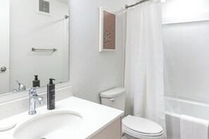 Bathroom - Landing | Beautiful Studio, Gym, Courtyard (Golden Gate)