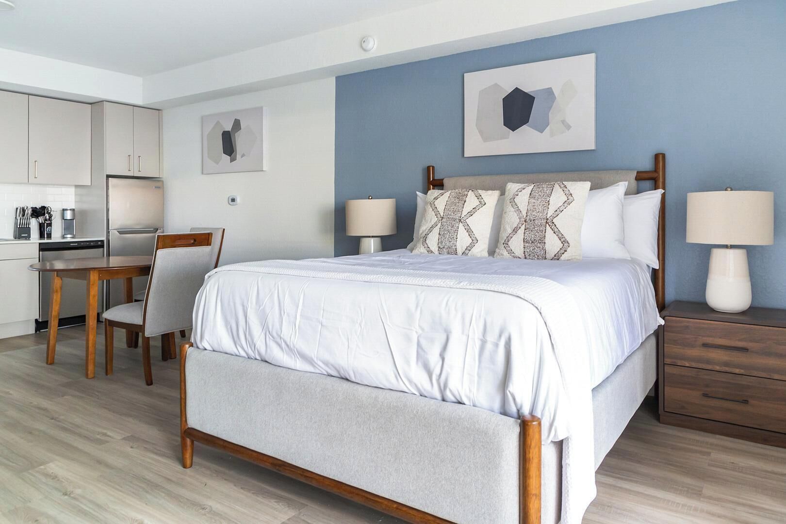 Desk, iron/ironing board, WiFi, bed sheets