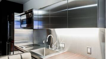 Geladeira, micro-ondas, cooktop, lava-louças