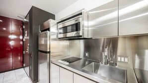 Una cocina moderna con electrodomésticos de acero inoxidable, microondas y horno integrado.