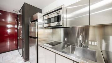 Geladeira, micro-ondas, cooktop, lava-louças