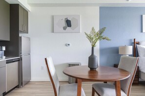 Dining - Landing | Beautiful Studio, Clubhouse, Courtyard (Golden Gate)
