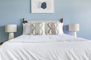 Escritorio, tabla de planchar con plancha, wifi y ropa de cama