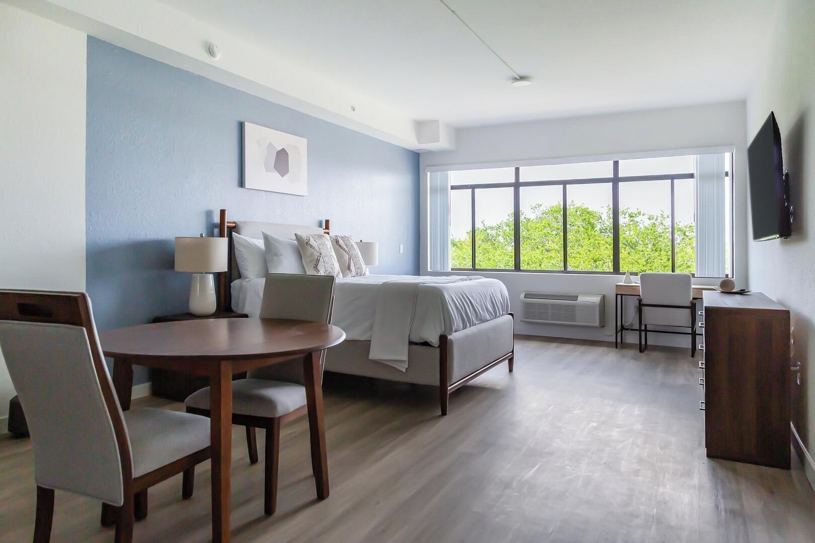 Desk, iron/ironing board, WiFi, bed sheets