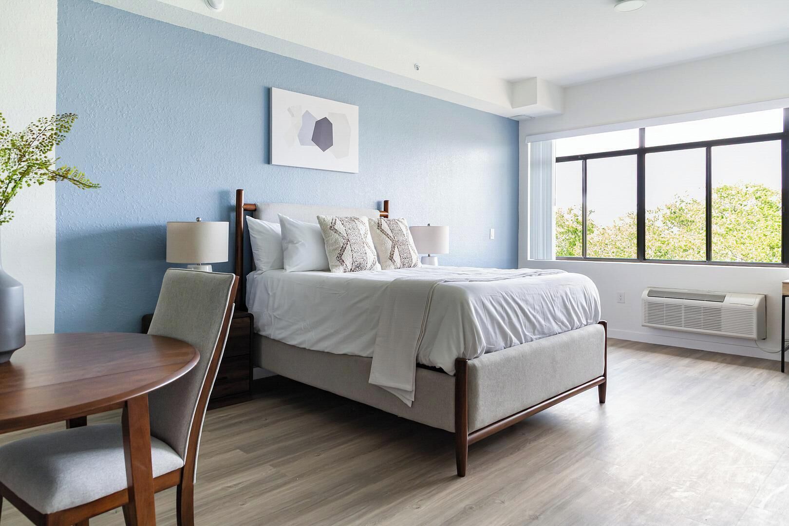Desk, iron/ironing board, WiFi, bed sheets