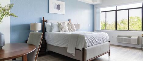 Desk, iron/ironing board, WiFi, bed sheets