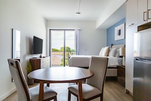 A modern apartment with a balcony, a dining area, and a bedroom. - Landing | Amazing Studio, Gym, Yoga Studio (Golden Gate)