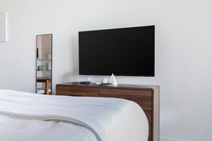Desk, iron/ironing board, WiFi, bed sheets - Landing | Modern Studio, Yoga Studio, Gym (Golden Gate)
