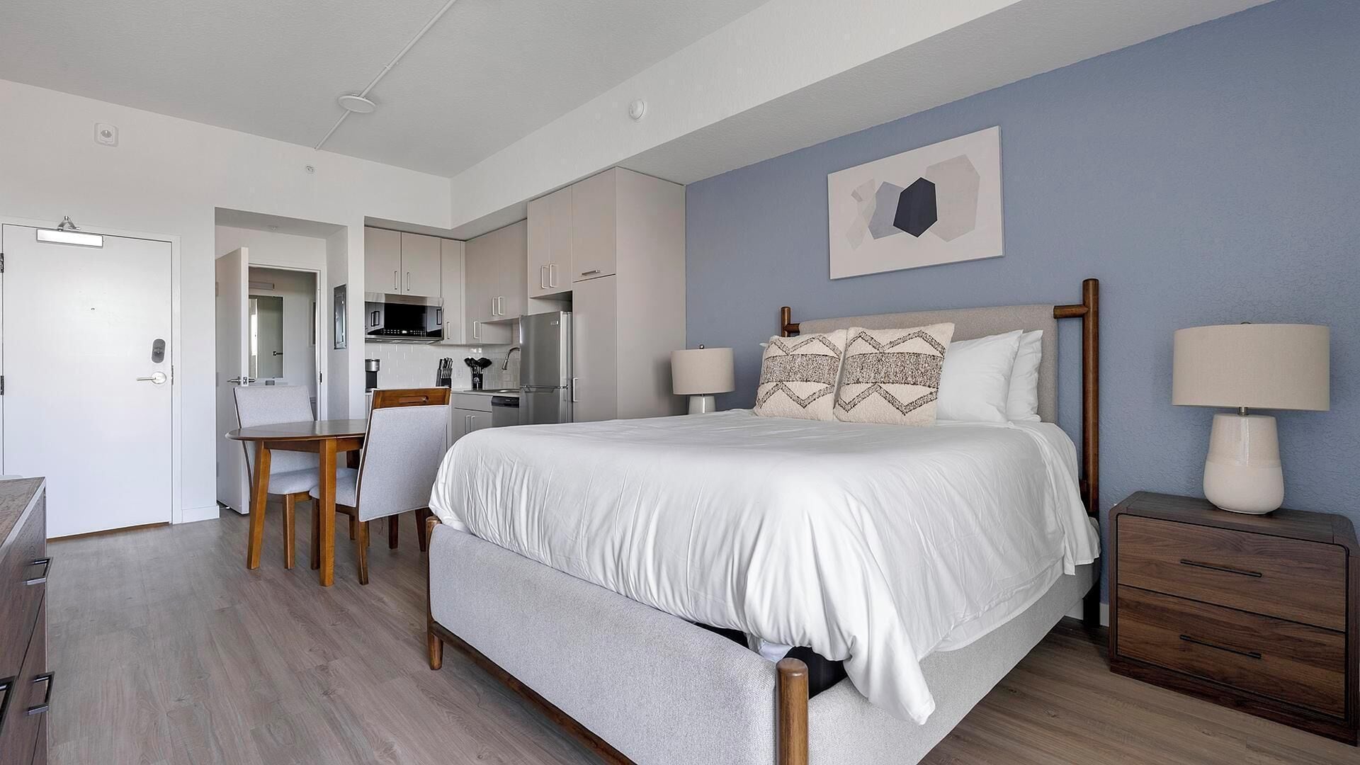 Desk, iron/ironing board, WiFi, bed sheets