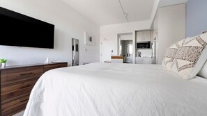 Desk, iron/ironing board, WiFi, bed sheets - Landing | Stylish Studio, Courtyard, Yoga Studio (Golden Gate)