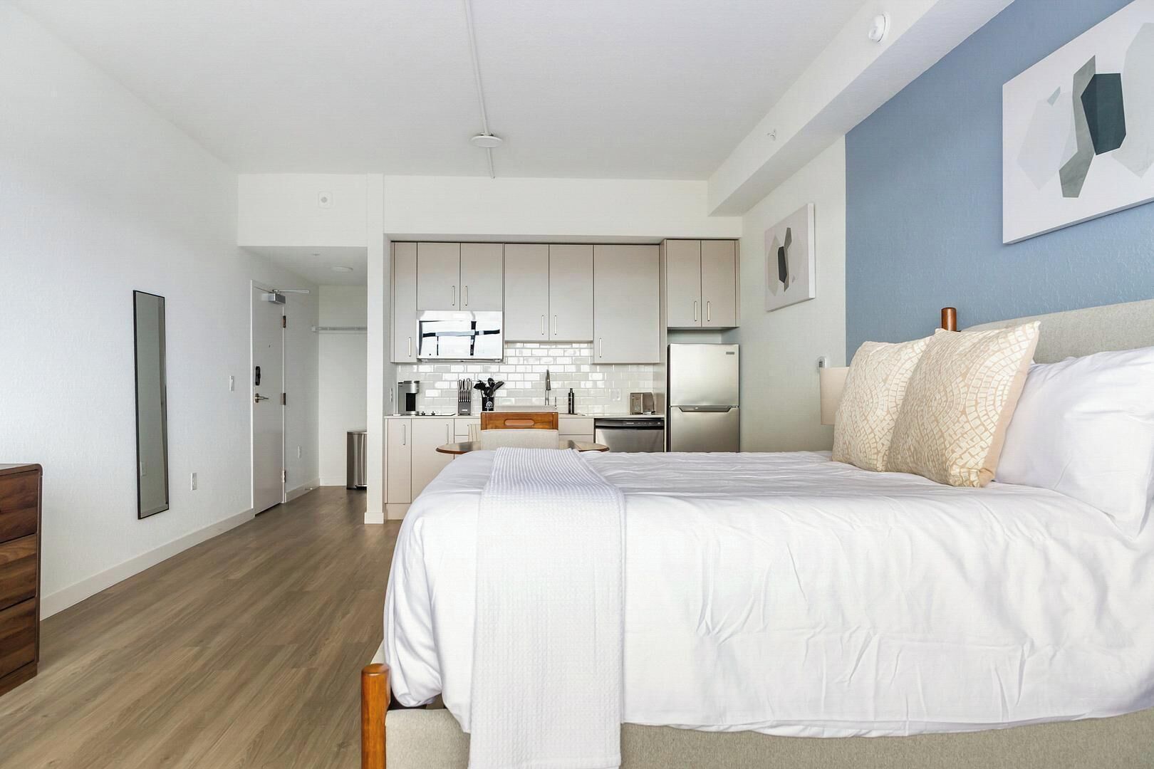 Desk, iron/ironing board, WiFi, bed sheets