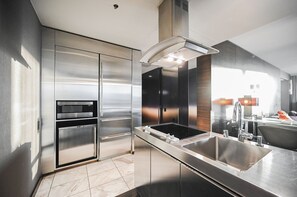 Fridge, microwave, stovetop, dishwasher - SVS: 1BD Mountain View | Open Balcony | Resort Pool & Gym | Palms Place (Las Vegas)