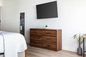 Desk, iron/ironing board, WiFi, bed sheets - Landing | Beautiful Studio, Courtyard, Clubhouse (Golden Gate)