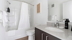 Bathroom - Landing | Beautiful Studio, Courtyard, Gym (Golden Gate)