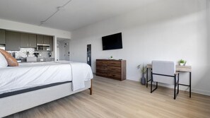 Desk, iron/ironing board, WiFi, bed sheets - Landing | Beautiful Studio, Courtyard, Gym (Golden Gate)