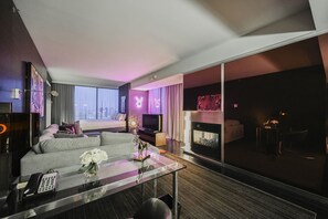 TV - SVS: Tiger-Themed Remodeled 1BD | Strip View Balcony | Palms Place (Las Vegas)