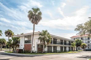 Exterior - Landing | Amazing Studio, Yoga Studio, Courtyard (Golden Gate)