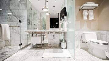 Een douche, een bubbelbad, een haardroger, handdoeken