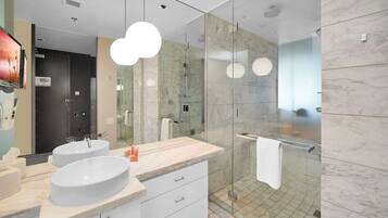Een douche, een bubbelbad, een haardroger, handdoeken