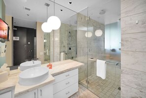 Shower, jetted bath, hair dryer, towels - SVS: Strip View Studio | Open Balcony | Resort Amenities | Palms Place (Las Vegas)