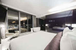 Desk, iron/ironing board, free WiFi, bed sheets - SVS: 1BD Mountain View | Open Balcony | Pool & Gym Included | Palms Place (Las Vegas)