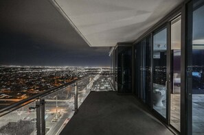 Terrace/patio - SVS: 1BD Mountain View | Open Balcony | Pool & Gym Included | Palms Place (Las Vegas)