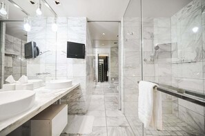 Douche, baignoire à jets, sèche-cheveux, serviettes fournies